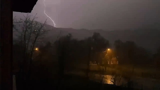 Bartın'da şimşekler geceyi aydınlattı, dolu yağışı şehri beyaza bürüdü