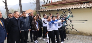 Vali Akbıyık Okçuluk Milli takım antrenörü Sözen'i ziyaret etti