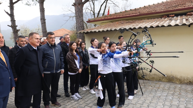 Vali Akbıyık Okçuluk Milli takım antrenörü Sözen'i ziyaret etti