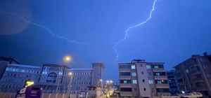 Karabük'te sağanak etkili oldu, şimşekler gökyüzünü aydınlattı