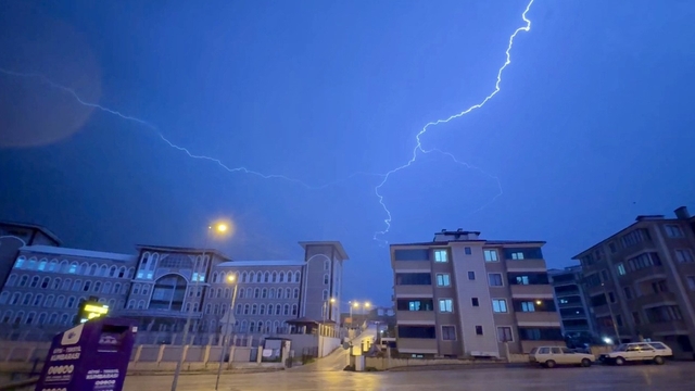 Karabük'te sağanak etkili oldu, şimşekler gökyüzünü aydınlattı