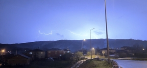 Düzce’de şimşeklerin ardından dolunay mest etti