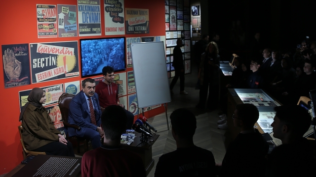 Milli Eğitim Bakanı Tekin, Aydın'da lise öğrencilerine "Demokrasi ve İnsan" konulu ders verdi: