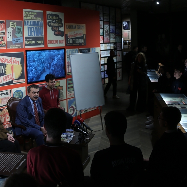 Milli Eğitim Bakanı Tekin, Aydın'da lise öğrencilerine "Demokrasi ve İnsan"...