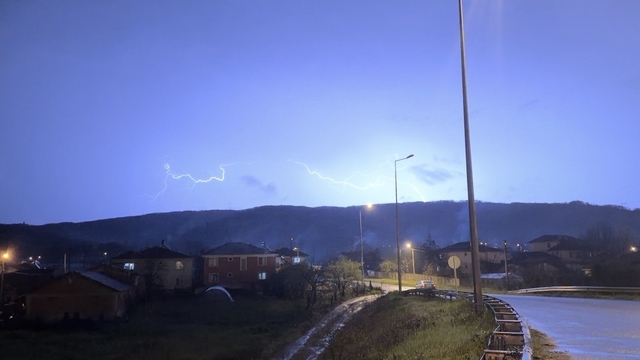 Düzce'de şimşeklerin ardından dolunay mest etti