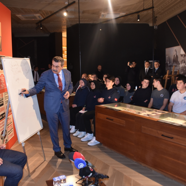 Bakan Tekin, Aydın'da lise öğrencilerine 'Demokrasi ve İnsan' dersi verdi