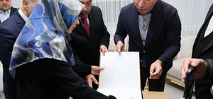 Görme engelli hafıza Vali Aydoğdu’dan Braille alfabesiyle yazılmış Kur’an hediye