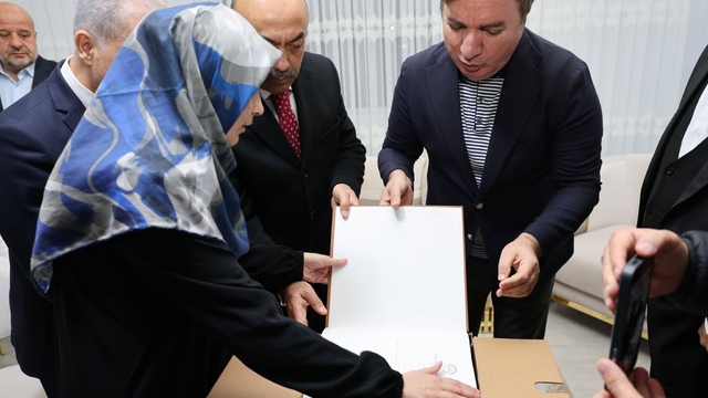 Görme engelli hafıza Vali Aydoğdu'dan Braille alfabesiyle yazılmış Kur'an hediye