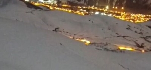 Hakkari'de masalsı şehir görüntüsü eşliğinde tilkilerin oyunu