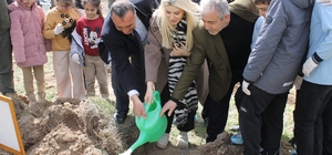 Altıntaş'ta ağaç dikme etkinliğinde fidanlar toprakla buluştu
