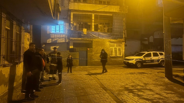 Diyarbakır'da kolonlarından ses gelen apartman tahliye edildi