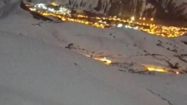 Hakkari'de masalsı şehir görüntüsü eşliğinde tilkilerin oyunu