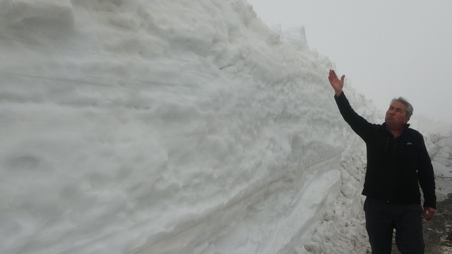 Burası ne Van ne Hakkari: Yaz şehri Mersin'de kar 2 metreyi aştı
Türkiye'nin yaz şehri olarak bilinen Mersin son aylarda aldığı yağışla dikkat çekerken, 2 bin rakımının üzerinde 2 metreden fazla kar görenleri şaşırttı
Kış sezonunda resmi olarak kapatılan yolu ekipler açmak için çalışma yaparken, yol kenarlarında adeta kar tünelleri oluştu