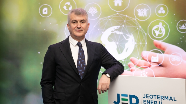 Enerji bağımsızlığımızın anahtarı jeotermal enerjide
Jeotermal Enerji Derneği (JED) Yönetim Kurulu Başkanı Ali Kındap:
"Ülkemizin ithâl enerji kaynaklarına bağımlılığını hızla azaltılması ve nihayetinde sonlandırılması gerekiyor."
"Baz yük konumunda olan tek yenilenebilir enerji kaynağı jeotermale yatırım yapan tüm firmalarımız, ülkemize çok daha yüksek seviyede katma değer sağlayabilmek için sorumluluk almaya hazır."