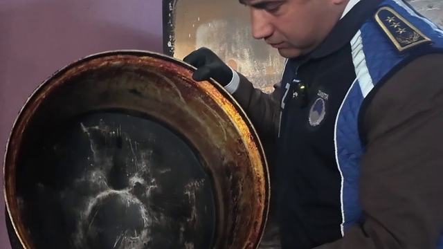 Mide bulandıran tencerenin bulunduğu yemekhane mutfağında üzerinde sinekler uçuşan çürümüş patatesler zabıta ekiplerini hayrete düşürdü