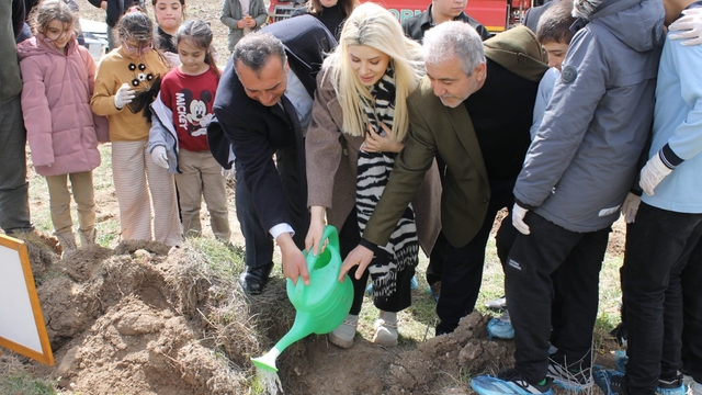 Altıntaş'ta ağaç dikme etkinliğinde fidanlar toprakla buluştu