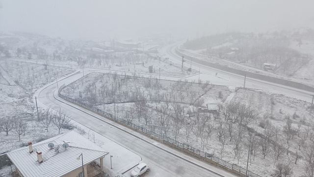 Konya'da kar yağışı ilçeyi beyaza bürüdü