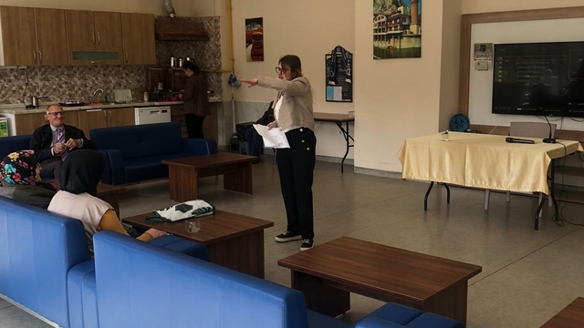 Huzurevi sakinlerine "Dijital Okuryazarlık" eğitimi verildi
Yaşlılara dijital platformlarda güvenlik ve dikkat edilmesi gerekenler anlatıldı