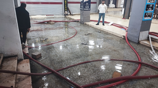 Adana'da iş hanını 27 yıldır su basıyor
Esnaf suyu kendi imkanlarıyla tahliye ediyor