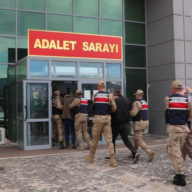 Kendini polis ve savcı olarak tanıtıp 2 milyon lira vurgun yapan 3 şüpheli...