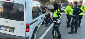 Aracı ile çarptığı yayanın başından ayrılmadı