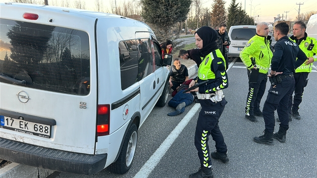 Aracı ile çarptığı yayanın başından ayrılmadı