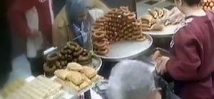 Pastanede alışveriş yapan kadının cep telefonunu çalan yankesici: Dayanamadım