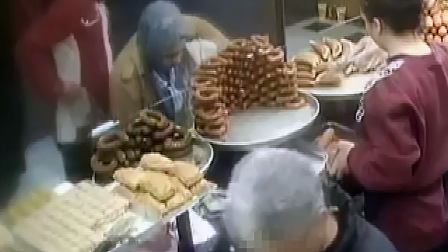 Pastanede alışveriş yapan kadının cep telefonunu çalan yankesici: Dayanamadım