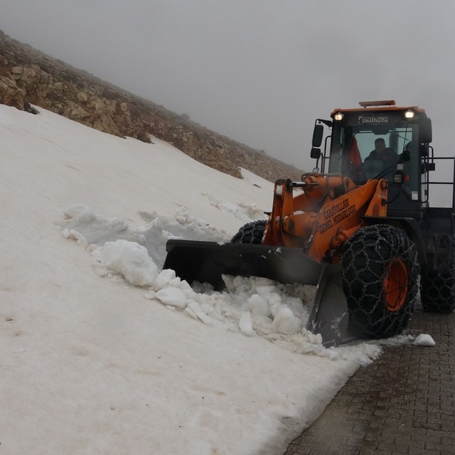 Yoğun kar nedeniyle kapalı olan Nemrut Dağı yolu açılıyor