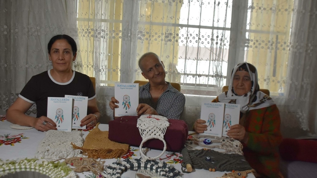 Kanserle mücadele eden serebral palsili Nevim, şiirle hayata tutundu