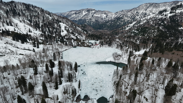 Borçka Karagöl Tabiat Parkı ziyaretçilerini ağırlamaya başladı