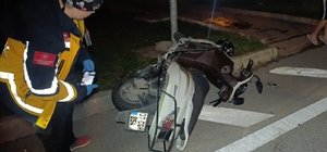 Otomobil ile çarpışan motosikletli acı içinde yerde kaldı Kırmızı ışık ihlali yaptığı tespit edilen otomobil sürücüsüne para cezası uygulanırken, ehliyetine el konuldu