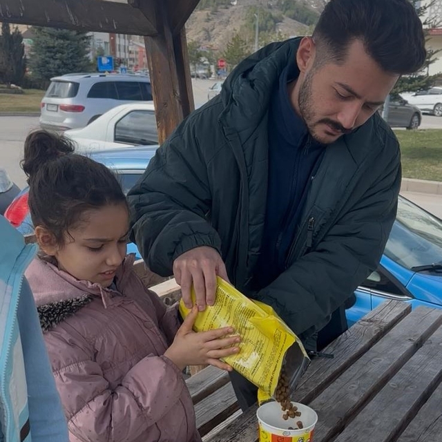 Özel öğrencilerden sokak hayvanlarına mama desteği