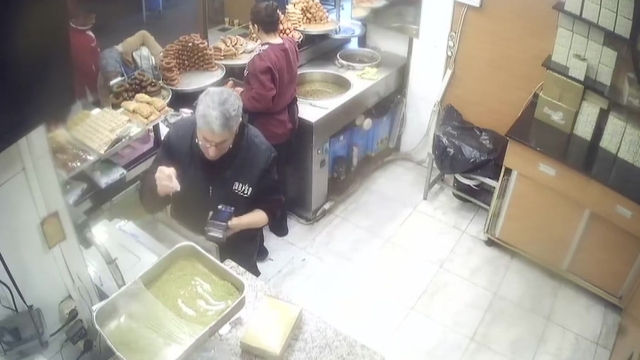 3 kadının telefonunu yankesicilik yöntemiyle çaldı, ifadesi şaşkına çevirdi: "Dayanamayıp çalıyorum"
Adana'da 3 kadının telefonlarının yankesicilik yöntemi ile çalınması anbean kameralara yansıdı