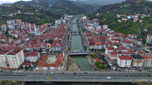 Of'un Dünya Kupası gururu
Türkiye'yi Dünya Kupası'na Of'lu Futbol Federasyonu başkanları götürüyor
A Milli Takım'ın katıldığı son 2 Dünya Kupasında da Futbol Federasyonu Başkanları'nın Of'lu olması dikkat çekiyor