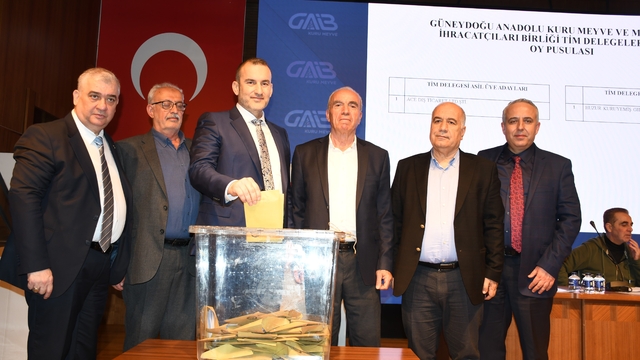 Kuru Meyve ve Mamulleri İhracatçıları Birliği'nde yeni dönem
Kuru meyve ihracatçıları "Murat Bakır" dedi