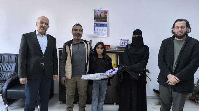 Para dolu çantayı polise teslim eden Suriyeli Rahaf davranışıyla takdir topladı