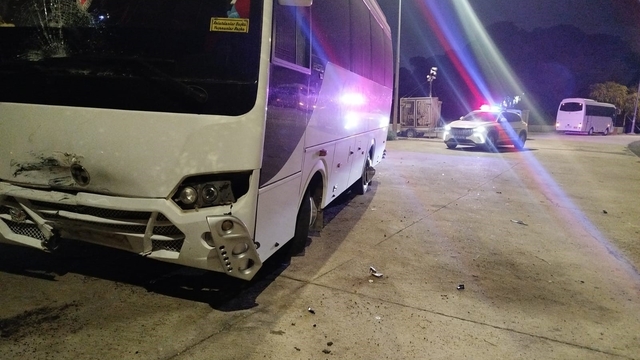 Serik'te midibüs ile çarpışan motosikletli yaralandı