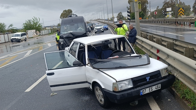 Antalya'da intihar teşebbüsü gibi kaza güvenlik kamerasında
Çarpmanın etkisiyle otomobildeki yolcu araçtan aşağı düştü
Kavşakta ters yöne girip turistleri taşıyan tur minibüsüyle çarpıştı:1 yaralı