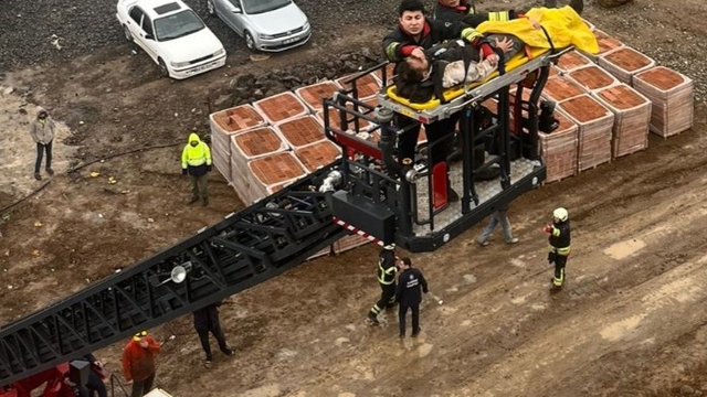 İnşaattan düşen işçi yaralandı; vinçle kurtarma çalışmaları kamerada
