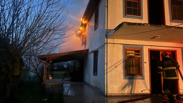 Sakarya'da iki katlı evde çıkan yangın söndürüldü