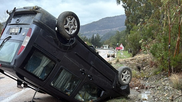 Kozan'da takla atan hafif ticari aracın sürücüsü yaralandı