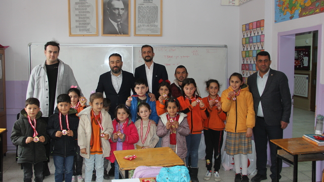 Zara'da Türk Kızılay'dan öğrencilere kırtasiye ve giysi desteği