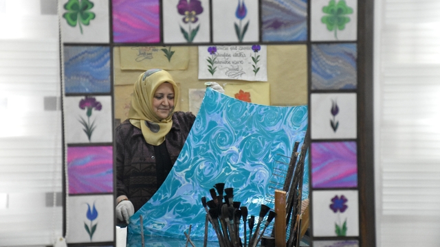 Vanlı kadınlar kıyafetleri ebru desenleriyle renklendiriyor