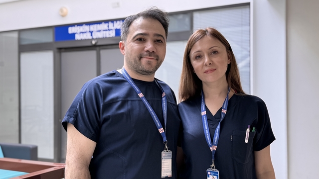 Hemşire çift tanıştıkları hastanede omuz omuza görev yapıyor