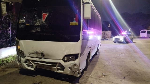 Serik'te midibüs ile motosiklet çarpıştı, 1 kişi yaralandı