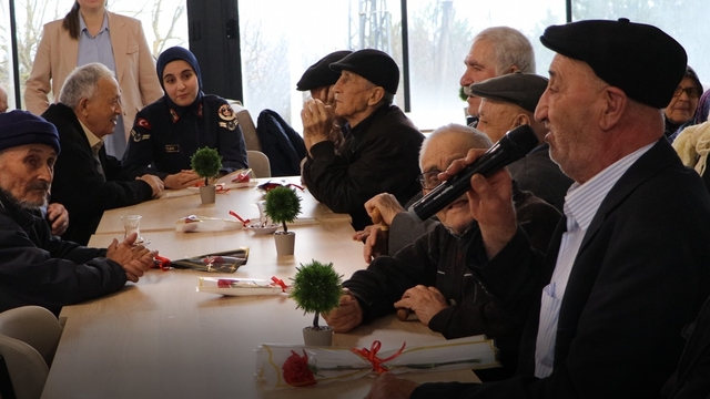 Bolu'da jandarma ekipleri huzurevi sakinlerini ziyaret etti