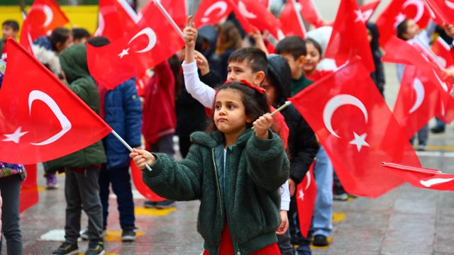 Elazığlı minikler milli takımın başarısını coşkuyla kutladı
Öğrenciler okul bahçesini "Türkiye Türkiye" sesleriyle inletti