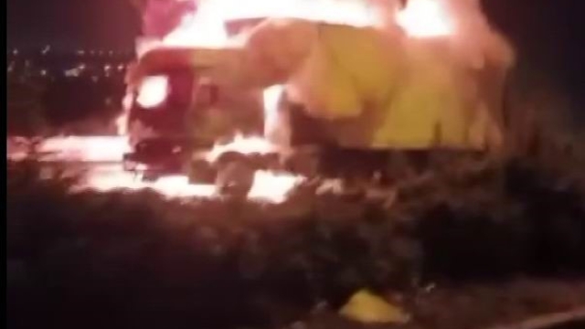 Diyarbakır'da seyir halindeki tır alev topuna döndü