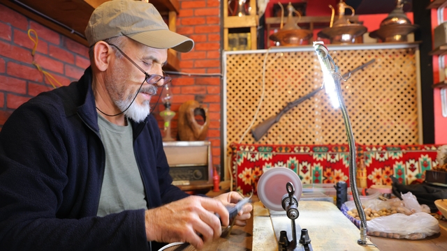 Kendi yaptığı torna ile el emeğini sanata dönüştürüyor
Hobi olarak başladı, kendi atölyesini kurdu